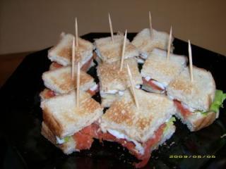 sandwich häppchen mit seelachs ei meerrettich und salat