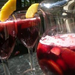 sangria mit Äpfeln pfirsichen und bananen