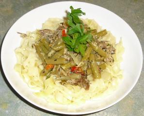 scharfes fleisch mit grünen bohnen auf pasta