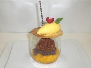 schaum von der guanaja schokolade auf pattaya mango mit passionsfruchtsorbet