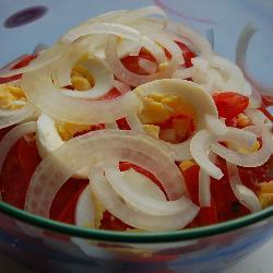 schichtsalat aus eiern tomaten und zwiebeln