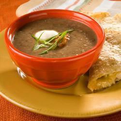 schwarze bohnensuppe mit salsa