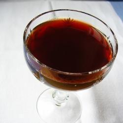 schwarzer johannisbeer likör mit himbeeren