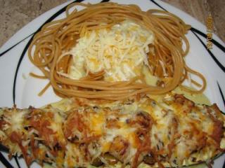spaghetti lunghi rossi mit gefüllter überbackener zucchini