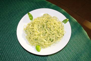 spaghetti mit basilikum pesto
