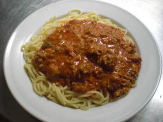 spaghetti mit tomaten mozarella basilikum sauce