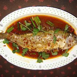 süßwasserfisch mit chilisauce auf chinesische art
