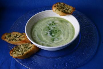 suppe aus brunnenkresse mit meerrettichsahne und knoblauch baguette