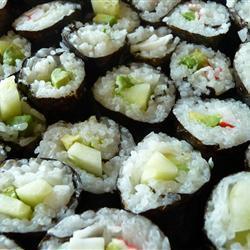 sushi mit gurke und avocado