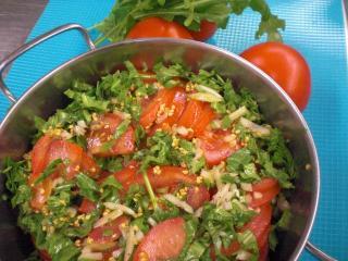 tomaten kräuter salat mit zwiebeldressing