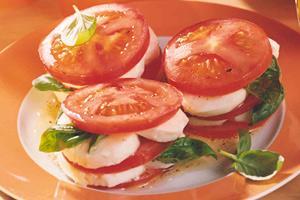 tomaten mozzarella salat in honig marinade