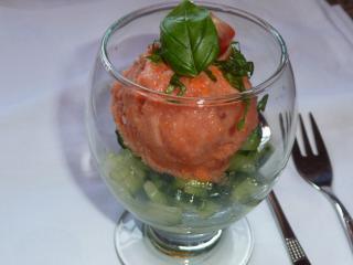 tomatensorbet mit gurkensalat