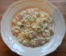 variation von tortellini in schinken sahne sauce