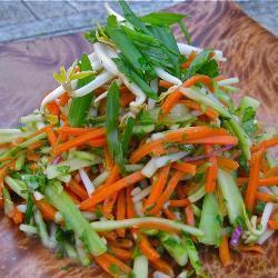 veganer rohkostsalat mit mungbohnen