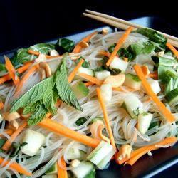 vietnamesisch angehauchter kohl reisnudel salat