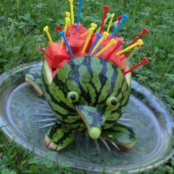 wassermelone als tier geschnitzt