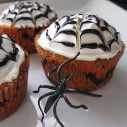 weiße schokolade cupcakes mit halloween deko