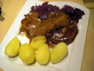 weihnachtsmenü gänsebraten mit beilagen süppchen und bratäpfeln