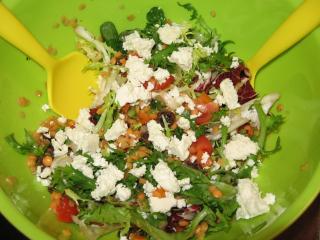 winter linsensalat mit tomaten und schafskäse