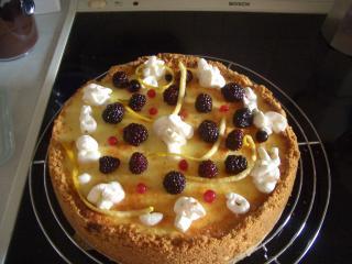 zitronen käsekuchen mit brombeeren