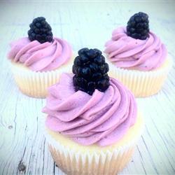 zitronencupcakes mit brombeer buttercreme