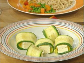 zucchinischeiben mit schafskäsefüllung