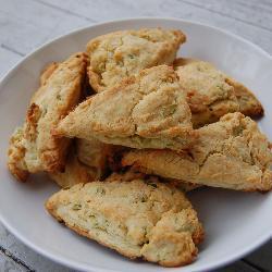 amerikanische sahne scones mit frühlingszwiebeln cream biscuits