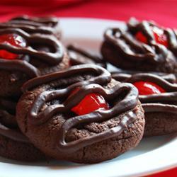amerikanische schokoladen cookies mit kirschen