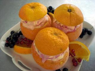 andalusisches orangeneis in orangen serviert