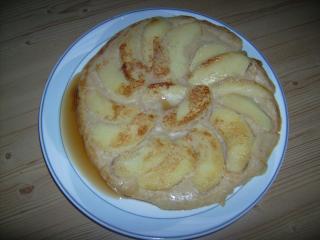 apfelpfannkuchen mit ahornsirup