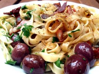 bandnudeln mit oliven und pancetta