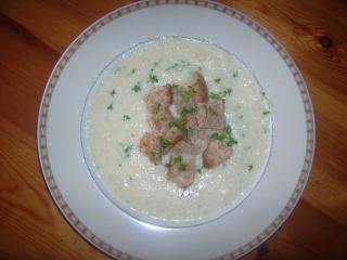 blumenkohlsuppe mit kresse und croutons