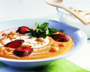 bohnencreme suppe mit lammfilet und curry joghurt