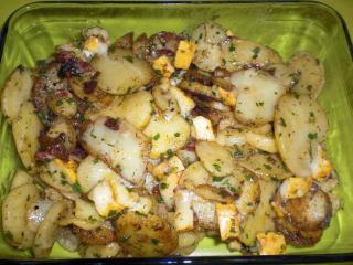 bratkartoffeln mit rohen kartoffeln und mozarella