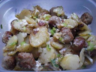 bratwurstbällchen mit bratkartoffeln