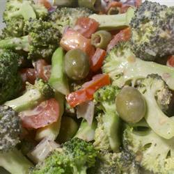 brokkolisalat mit oliven und artischocken