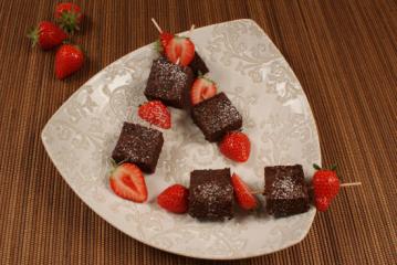 brownies mit erdbeer spießen