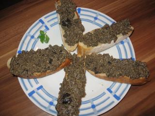 bruschetta mit schwarzem oliven mus