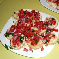 bruschetta mit tomaten und roten zwiebeln