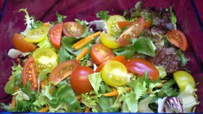 bunter minitomaten salat auf blattgrün