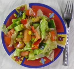 bunter salat mit hähnchenstreifen