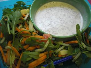 bunter salat mit rucola und sesamdressing
