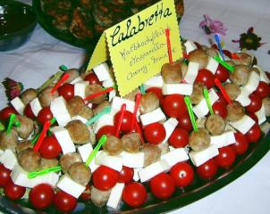 calabretta kalbfleischbällchen mit mozzarella und tomate