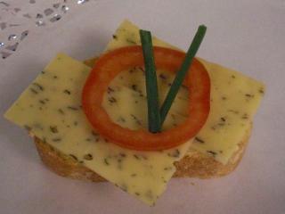 canapes mit brennnesselgouda
