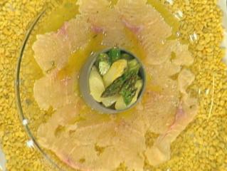 carpaccio vom würzbachtaler bachsaiblingsfilet an limonen olivenölmarinade und spargelsalat mit maracuja vinaigrette