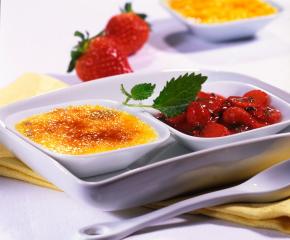 crème brûlée mit marinierten erdbeeren