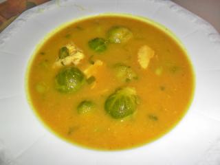 currysuppe auf der basis einer hühnerbrühe