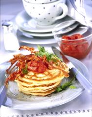 deftige pancakes mit knusprigem frühstücksspeck tomatenaufstrich und ruccola