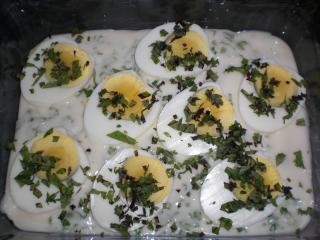 eier in kräutersauce