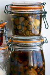 eingelegte oliven mit kräutern